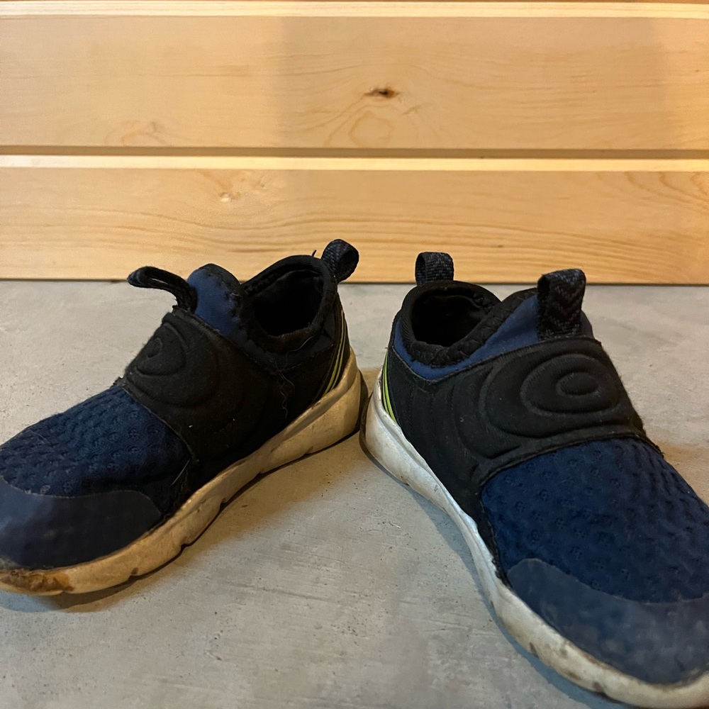 Shoes - Picture 2 of 6